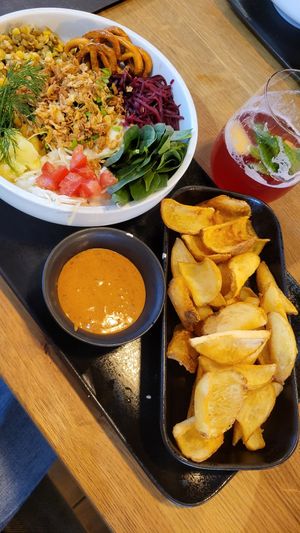 Swabian bowl with fries at King of Greens in Leonberg