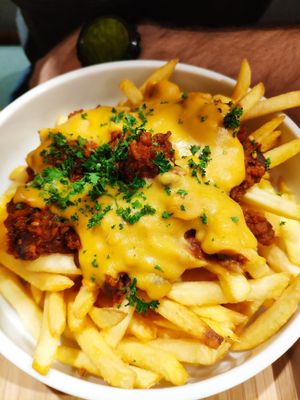 Cheese cheese fries with chilli sin carne at King of Greens in Leonberg