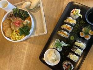 Veganes Rührei (linls) und Sushi-Plate at King of Greens in Leonberg
