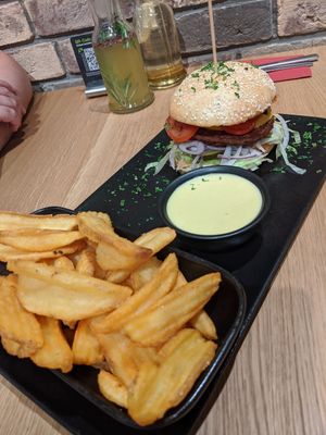 Cheezy Beyond Meat Burger  mit V-Cut Fries und Knoblauch Mayo at King of Greens in Leonberg