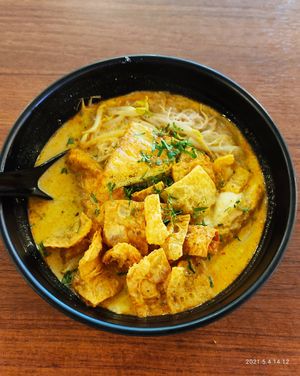 Laksa with brown rice beehoon at Botanict 豐之素 in West Singapore