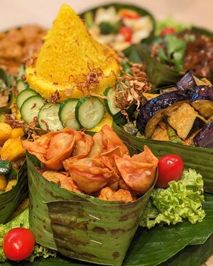 Vegan Nasi Tumpeng CNY Edition 2024 - Pangit Goreng Fried Wonton at Botanict 豐之素 in West Singapore