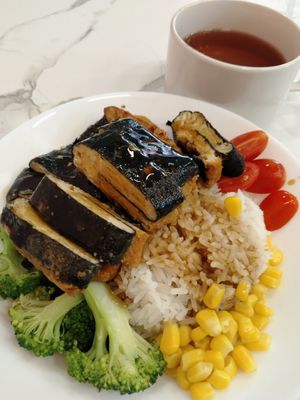 Teriyaki fish rice with hot nutmeg drink. Promo set $7.50 at Botanict 豐之素 in West Singapore