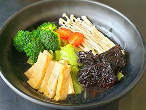 Clear soup spinach mee Hoon Kuay  at Botanict 豐之素 in West Singapore