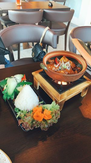 Da war „Kho Ngu Vi“ schön gewürzt und tolle Kombi mit Reis und Gemüse 👌 at KIM999 in Berlin