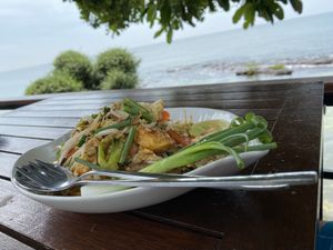 Pad Thai mit Tofu mit schöner Aussicht   at Ao Kao White Sand Beach Resort in Koh Mak
