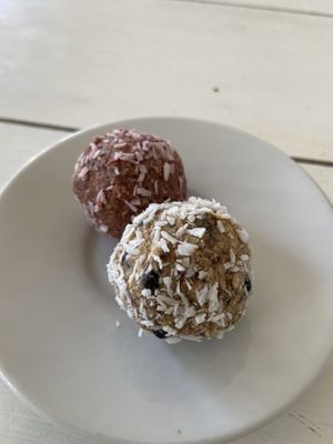 Vegan raw food balls 🍀  at Skrylle in Soedra Sandby