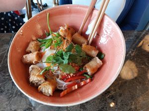 Spring rolls bowl with rice noodles at Mémoires d'Indochine - P7 in Mannheim