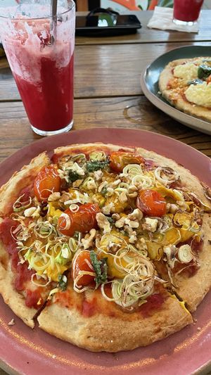 Pizza vegana at Oroboro Vegan Cafe in Ilhabela
