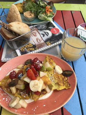 Veganer Frenchtoast and Veganspeis    at Frida in Vienna