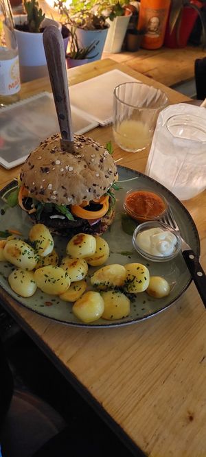Vegan Burger mit Bohnenpatty at Frida in Vienna