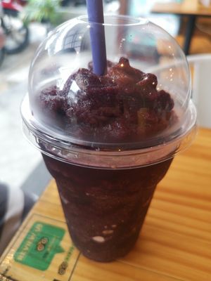 Blueberry and coconut water smoothie at Plug and Play in Koh Tao
