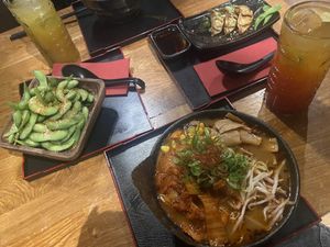 Vegane Kara Miso Ramen, Spicy Edamame und frittierte Veggie Gyoza  at Min Ramen Bar in Karlsruhe
