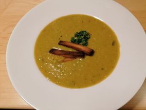 Vegane Erbsensuppe mit Raeuchertofu  at Weinhaus Zum Knoten - Marktstraße in Freudenberg