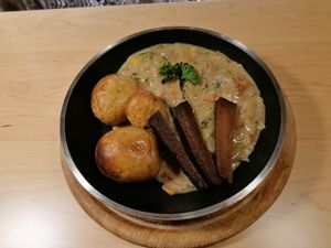 Wirsingpfaennchen mit Ofenkartogfeln mit gebratenem Tofu  at Weinhaus Zum Knoten - Marktstraße in Freudenberg