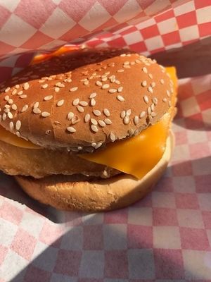"Fish" burger at Furahaa - Vegan in Paris