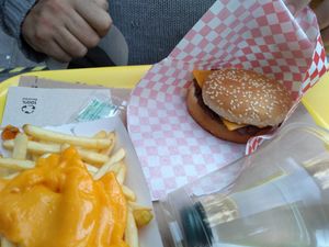 Beef burger avec cheesy frites at Furahaa - Vegan in Paris