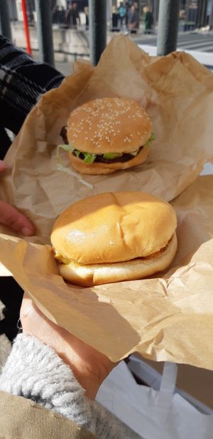 2 burgers très bon at Furahaa - Vegan in Paris