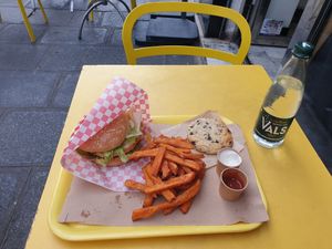 Menu avec frites de patates douces et cookie at Furahaa - Vegan in Paris