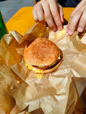 Cheeseburger at Furahaa - Vegan in Paris