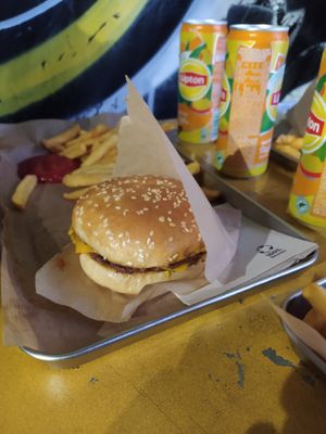 Double cheeseburger at Furahaa - Vegan in Paris