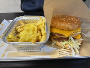 Hamburguesa y patatas con queso  at Furahaa - Vegan in Paris