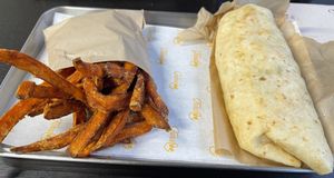 Burrito de pollo y patatas dulces  at Furahaa - Vegan in Paris