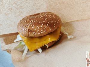 Cheeseburger at Furahaa - Vegan in Paris