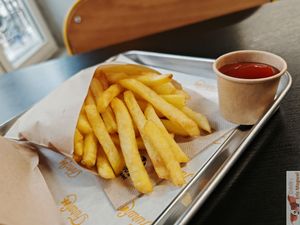 French fries at Furahaa - Vegan in Paris