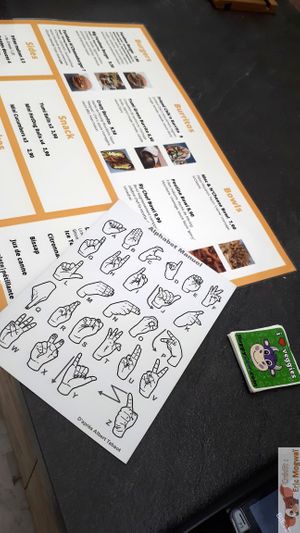 Sign langage at Furahaa - Vegan in Paris