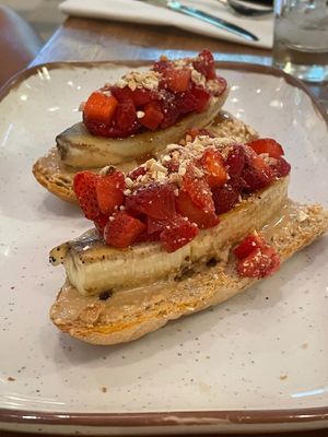 pan con crema de maní y banana, delicioso at Truth & Tonic in Las Vegas