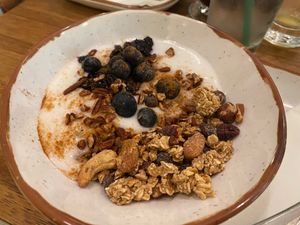 yogurt de coco con granola y moras  at Truth & Tonic in Las Vegas