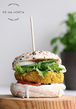 Vegetarian and vegan street food: Quinoa&Curry homemade burguer. at Pé Na Horta in Porto