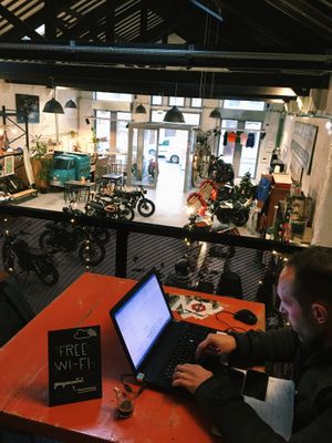 Free wifi and there is a mezzanine where you can sit. at Pé Na Horta in Porto