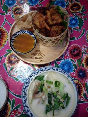 Kokossuppe & fritiertes Gemüse at Little Bambee in Aigle