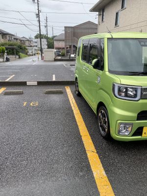 Duas vagas de estacionamento no lado. Entrada um pouco difícil    at Organic Cafe Mahana in Nagakute