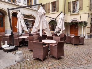 Outdoor seating in alley at Le Carré in Vevey
