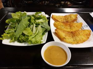 Self-wrap Vietnamese roll at Nhà Hàng Chay Tâm Châu in Da Nang