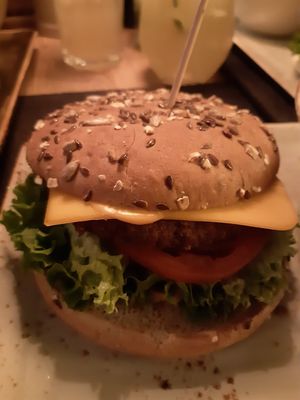 Sonnenkönig burger: vegan cheese burger at Hans im Glück in Mannheim