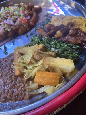 Im Vordergrund: die gemischte vegane Probierplatte. Dazu gab es Injera (Fladenbrot)  at Afrika in Mannheim