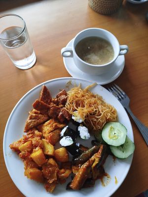 Plato mix + sopa miso + agua at Teratai Vegetarian in Ubud