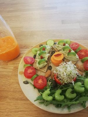 Frischgepresster Saft und rohköstliches Brot at Alge in Villach