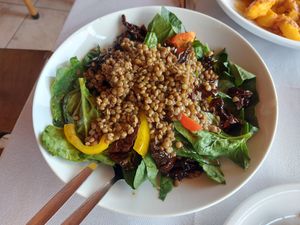 spinach, lentils and sun-dried tomatoes salad at Vakhos Taverna - Βάκχος Ταβέρνα in Delphi