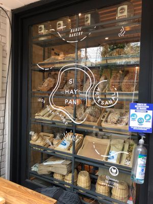 Vitrina / Glass cabinet at Bahji Bakery Rosales in Bogota