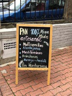 Pizarra de la entrada / Entrance chalkboard at Bahji Bakery Rosales in Bogota