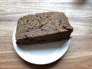 Torta de banano con trozos de chocolate / Banana and chocolate cake at Bahji Bakery Rosales in Bogota