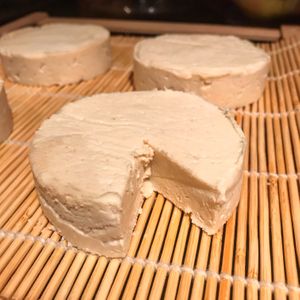 Queso crudivegano fermentado y madurado. Sabor trufa blanca   at Verde Mango in Bogota