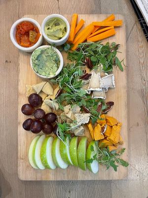 Tabla de quesos veganos para llevar y compartir en casa   at Verde Mango in Bogota