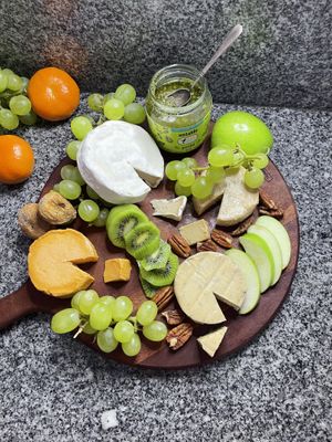 Variedad de quesos y unta les veganos   at Verde Mango in Bogota