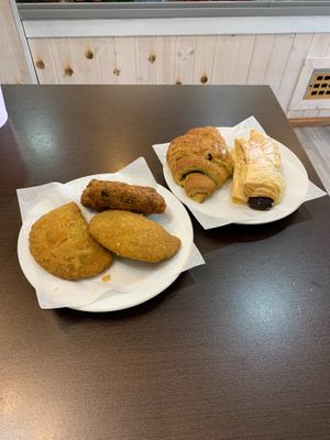 Rissois de “camarão”, rolinho de “atum”, croissant de chocolate e folhado de “Nutella” at Moko Veggie Café - Alvalade in Lisbon